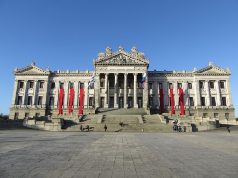 El Frente Amplio condenó la invasión de Estados Unidos a Venezuela y acusó a Washington de buscar recursos