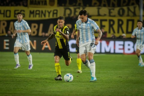 VIDEO | Peñarol venció 1-0 a Racing en un duelo friccionado en Montevideo