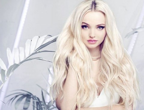 Dove Cameron celebró su cumpleaños con una divertida sesión de tatuajes