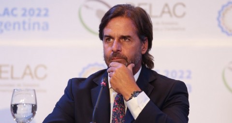 Aumentar o no aumentar, esa es la cuestión: ¿Qué hará el Gobierno de Lacalle Pou con el precio de los combustibles?