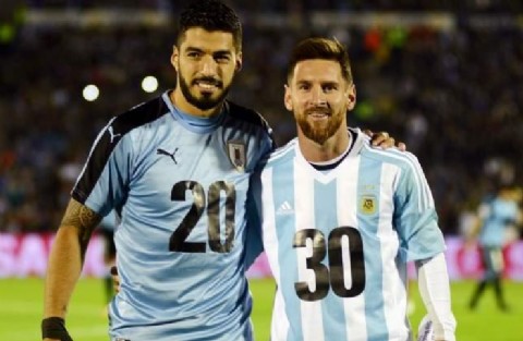 Luis Suárez viaja a Argentina para pasar la Navidad junto al campeón Lionel Messi