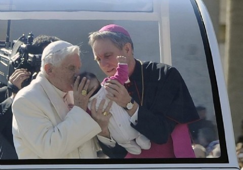 El aberrante mundo de la pedofilia: el silencio polémico de Ratzinger y el gusto de un director de cine por los menores