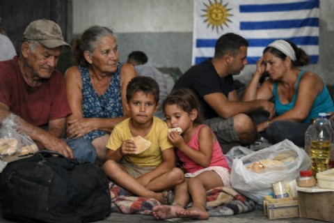Familias cubanas llegan a Uruguay huyendo de la crisis y el Estado no logra dar respuesta