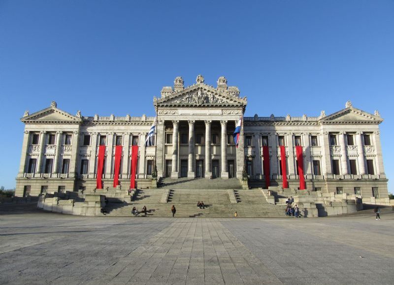 El Frente Amplio condenó la invasión de Estados Unidos a Venezuela y acusó a Washington de buscar recursos