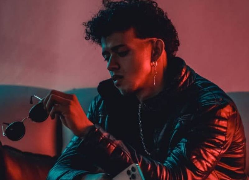 VIDEO | Maner promete pegarla del techo con "Cenizas quedan"