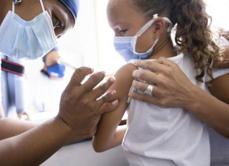 Covid-19: un juez suspendió la vacunación de menores de 13 años