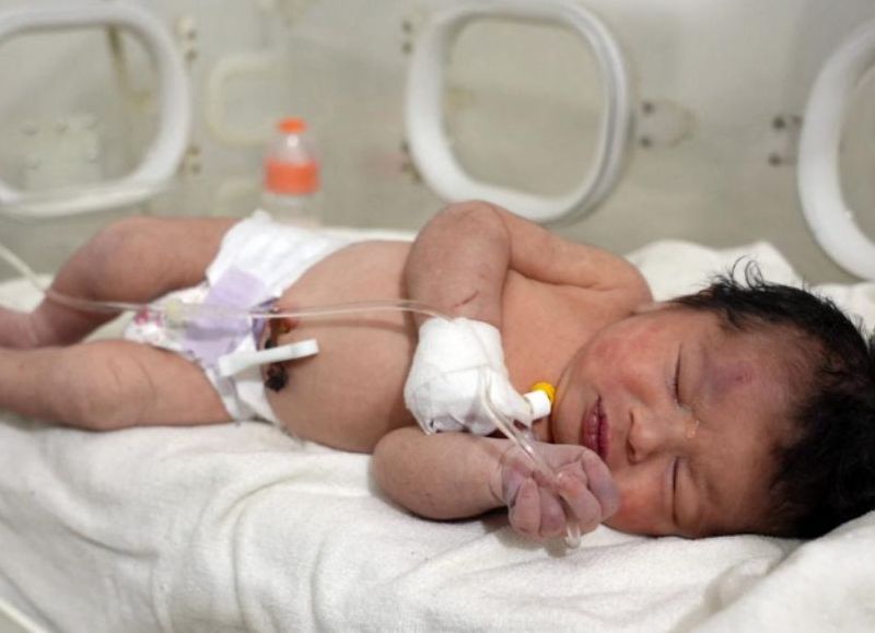 Milagro en Siria: rescataron a una bebé que nació bajo los escombros de un edificio